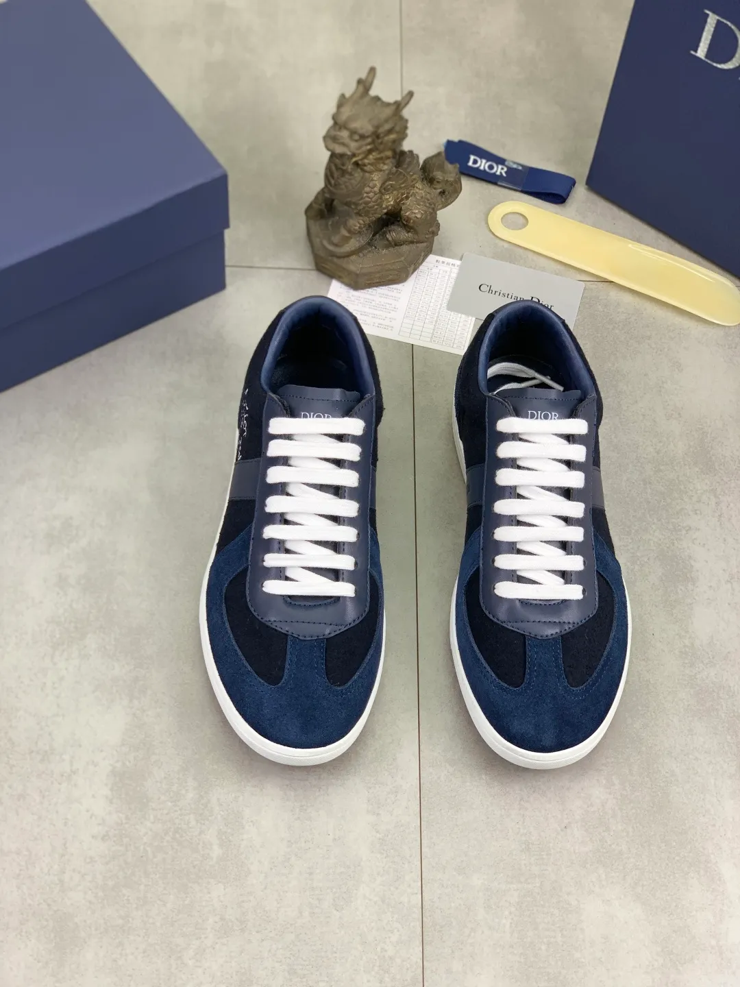 Men's shoes 💰P380 New Dior B01 moral training shoes, white first-layer cowhide, original molded outsole. New to the fall collection, this sneaker marks the return of a Dior classic, reinterpreted in a stylish and elegant silhouette. Crafted from white smooth first-grain cowhide with a tonal silk sheepskin lining, it features the Dior logo on the tongue and inner sides, and a CD icon on the heel. Paired with Tpu anti-slip soles of the same color, it can be matched with various styles to create a sophisticated look.  Code number: 38-44